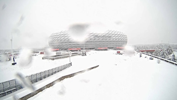 Sân vận động đóng băng, trận đấu của Bayern Munich bị hoãn - Ảnh 1.