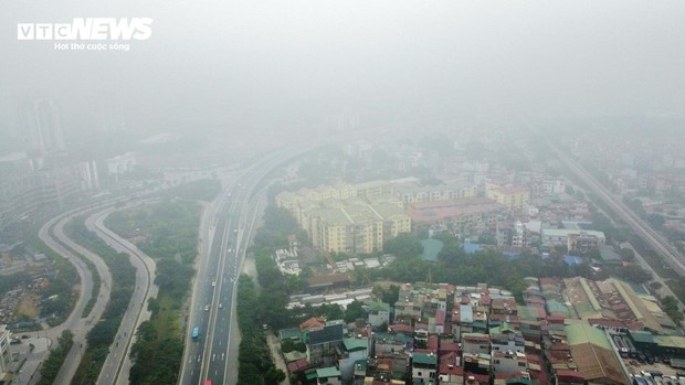 Hà Nội ô nhiễm không khí thứ 3 thế giới, bầu trời mịt mù từ sáng tới trưa - Ảnh 7.