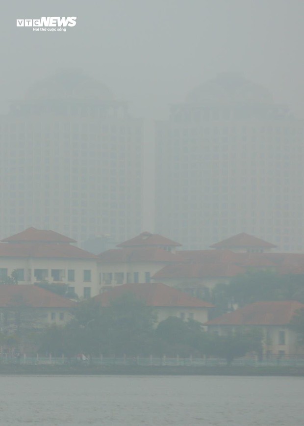 Hà Nội ô nhiễm không khí thứ 3 thế giới, bầu trời mịt mù từ sáng tới trưa - Ảnh 12.