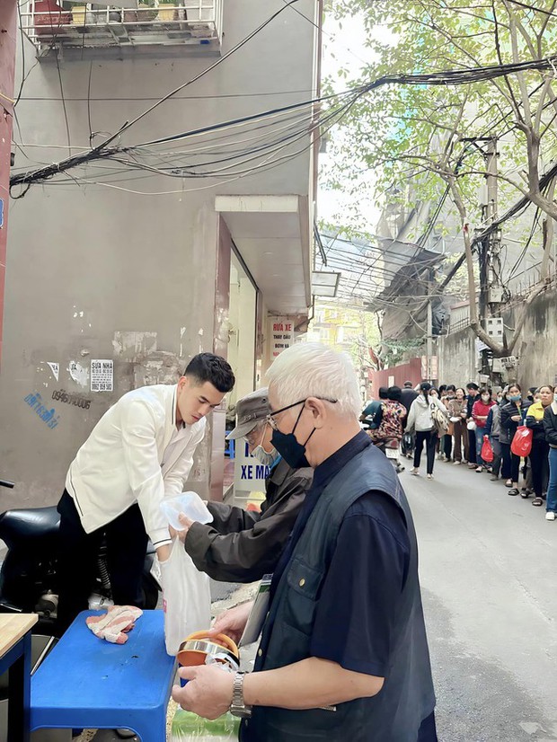 Tiền đạo ĐT Việt Nam gây ấn tượng với hoạt động từ thiện trước khi lên tuyển, nhận được sự khen ngợi từ cộng đồng