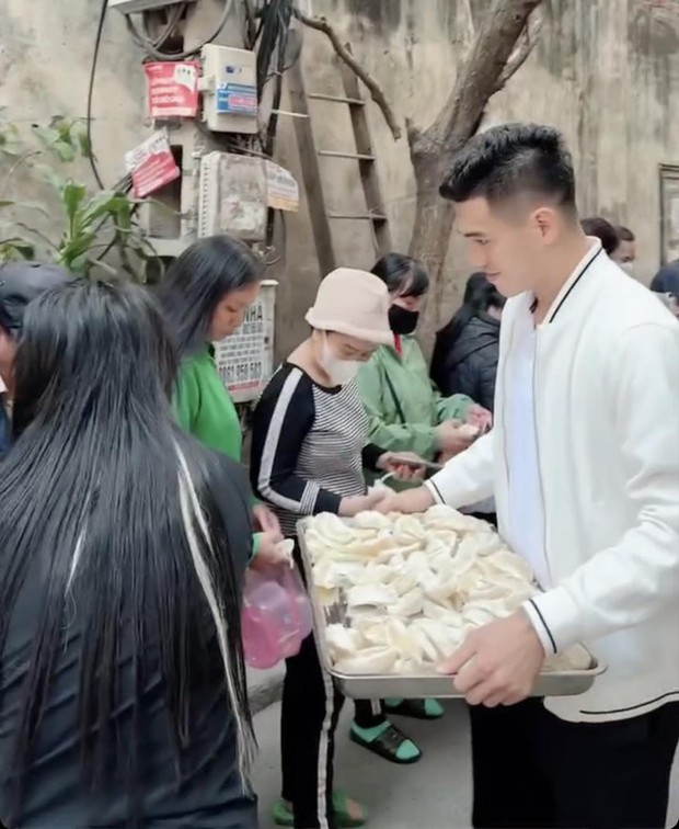 Tiền đạo ĐT Việt Nam gây ấn tượng với hoạt động từ thiện trước khi lên tuyển, nhận được sự khen ngợi từ cộng đồng