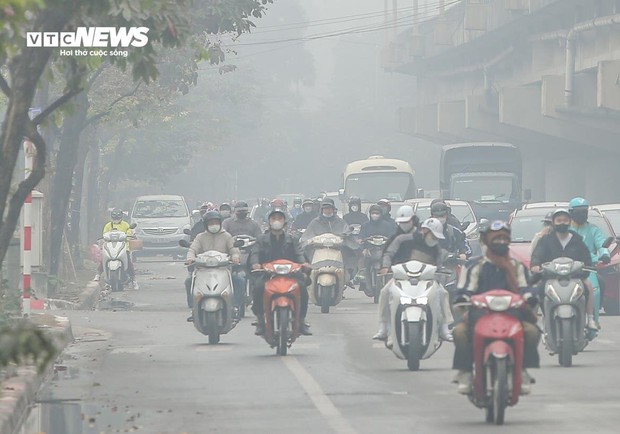 Không khí Hà Nội ô nhiễm trầm trọng: 10h sáng, trời vẫn mịt mù - Ảnh 9.