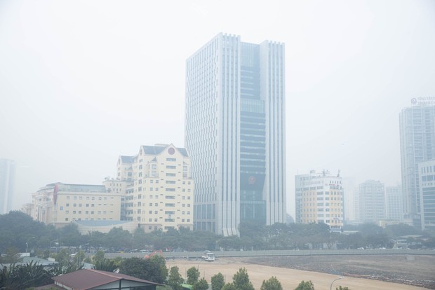 Không khí Hà Nội ô nhiễm trầm trọng, cả thành phố chìm trong màn sương trắng từ sáng đến tối - Ảnh 7.