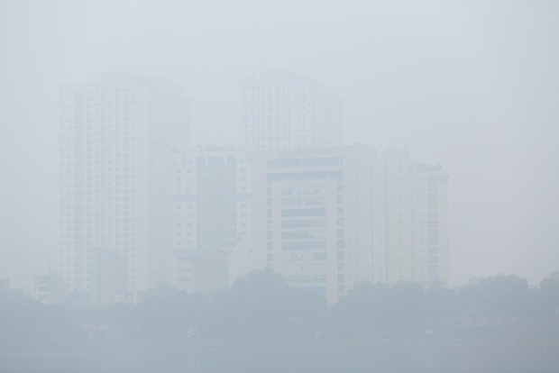 Không khí Hà Nội ô nhiễm trầm trọng, cả thành phố chìm trong màn sương trắng từ sáng đến tối - Ảnh 4.