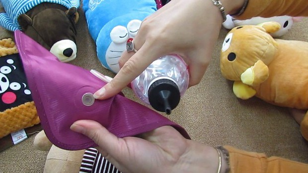 Bên trong những chiếc túi sưởi mùa đông có gì? Xem video kiểm chứng mà giật mình - Ảnh 4.