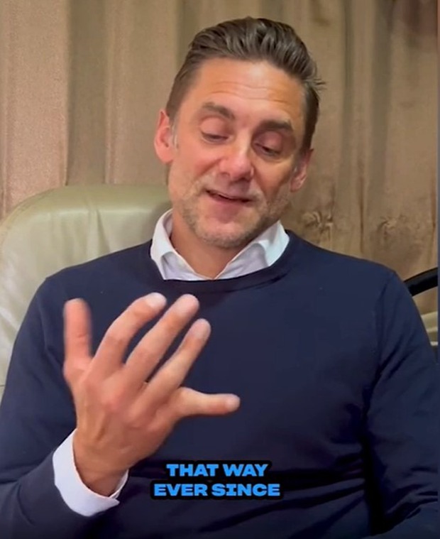 Cựu thủ môn gây sốc khi hé lộ hình ảnh ngón tay út sau hơn 700 trận đấu