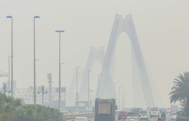 Không khí Hà Nội ô nhiễm trầm trọng, cả thành phố chìm trong màn sương trắng từ sáng đến tối - Ảnh 13.