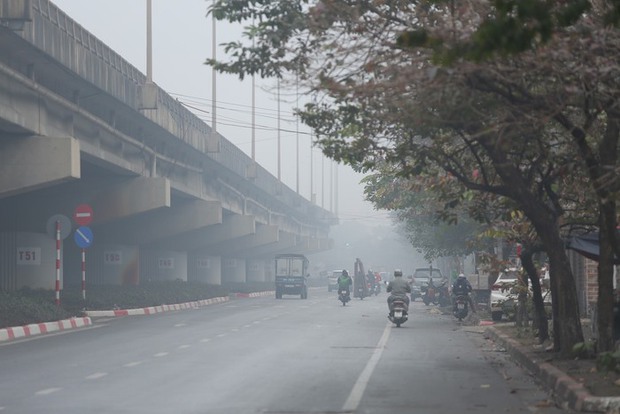 Không khí Hà Nội ô nhiễm trầm trọng, cả thành phố chìm trong màn sương trắng từ sáng đến tối - Ảnh 12.