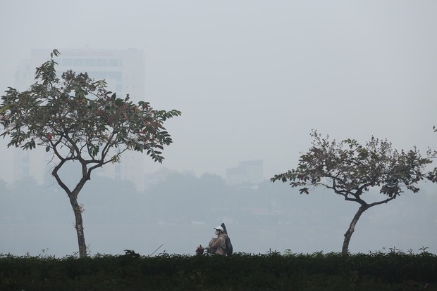 Không khí Hà Nội ô nhiễm trầm trọng, cả thành phố chìm trong màn sương trắng từ sáng đến tối - Ảnh 11.