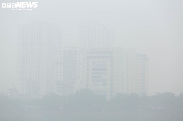 Không khí Hà Nội ô nhiễm trầm trọng: 10h sáng, trời vẫn mịt mù - Ảnh 5.