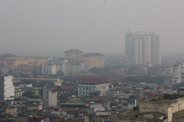 Không khí Hà Nội ô nhiễm trầm trọng, cả thành phố chìm trong màn sương trắng từ sáng đến tối - Ảnh 10.