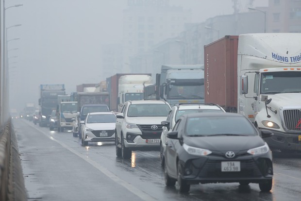 Không khí Hà Nội ô nhiễm trầm trọng, cả thành phố chìm trong màn sương trắng từ sáng đến tối - Ảnh 9.