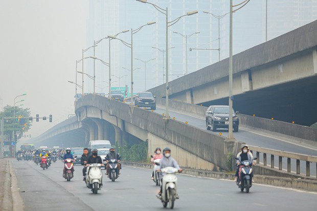 Không khí Hà Nội ô nhiễm trầm trọng, cả thành phố chìm trong màn sương trắng từ sáng đến tối - Ảnh 8.