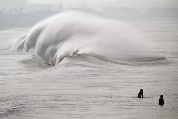 Sóng lớn tràn vào bờ biển California ngày thứ ba, gây lũ lụt và đe dọa tính mạng - Ảnh 3.