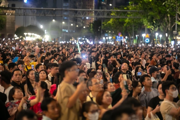 Pháo hoa đã rực sáng bầu trời, 2024 chính thức bắt đầu! - Ảnh 10.