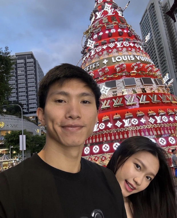 Văn Lâm và bạn gái tạo điểm nhấn đặc biệt với cây thông noel huyền ảo; vợ Thành Chung thiết kế decor phòng khách tinh tế và sang trọng