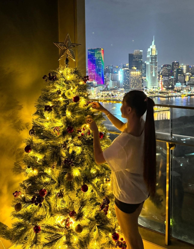 Văn Lâm và bạn gái tạo điểm nhấn đặc biệt với cây thông noel huyền ảo; vợ Thành Chung thiết kế decor phòng khách tinh tế và sang trọng