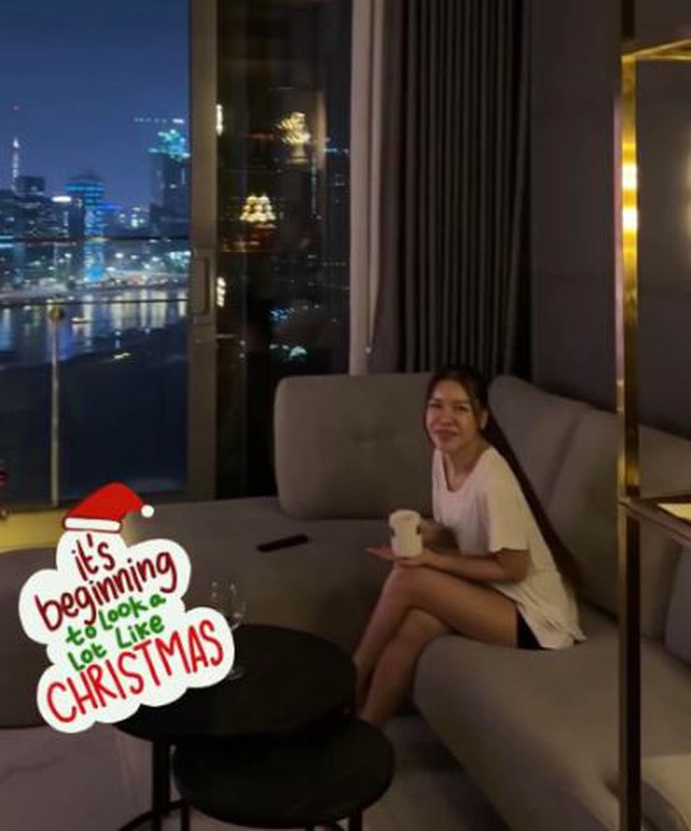 Văn Lâm và bạn gái tạo điểm nhấn đặc biệt với cây thông noel huyền ảo; vợ Thành Chung thiết kế decor phòng khách tinh tế và sang trọng
