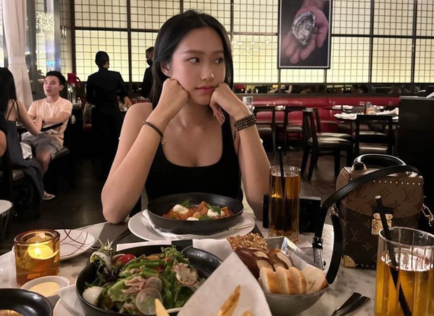 Du lịch Singapore: Đoàn Văn Hậu khiến fan bất ngờ với hành động sau lưng Doãn Hải My