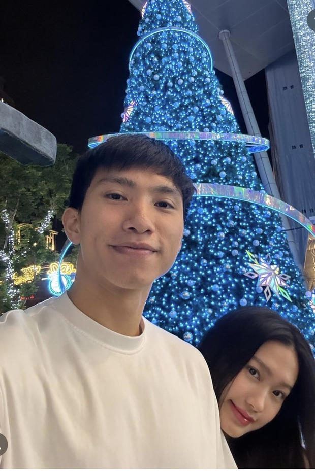 Du lịch Singapore: Đoàn Văn Hậu khiến fan bất ngờ với hành động sau lưng Doãn Hải My