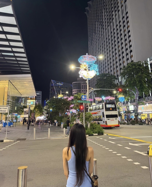 Du lịch Singapore: Đoàn Văn Hậu khiến fan bất ngờ với hành động sau lưng Doãn Hải My