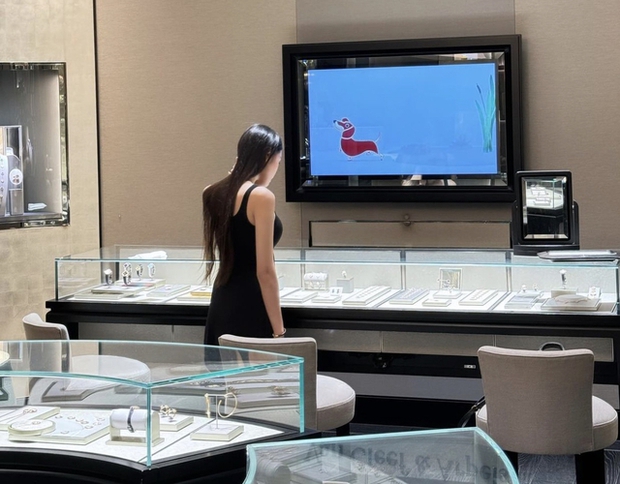 Du lịch Singapore: Đoàn Văn Hậu khiến fan bất ngờ với hành động sau lưng Doãn Hải My