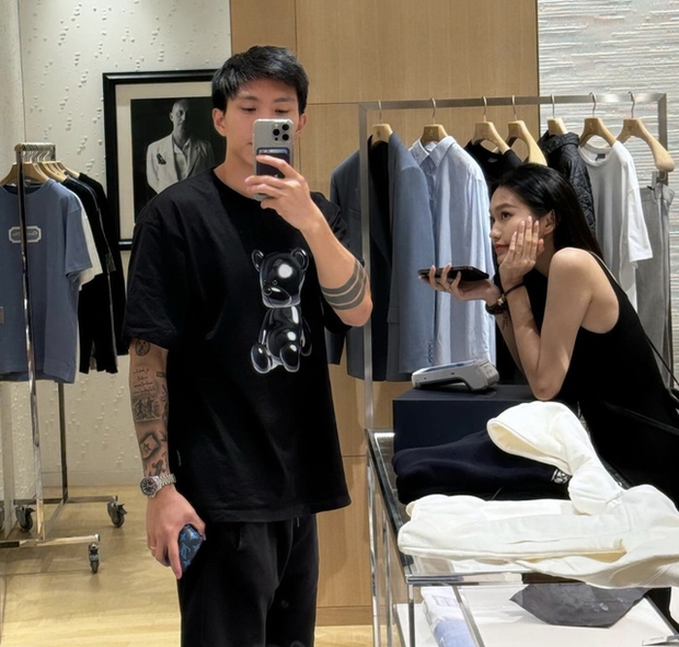 Du lịch Singapore: Đoàn Văn Hậu khiến fan bất ngờ với hành động sau lưng Doãn Hải My