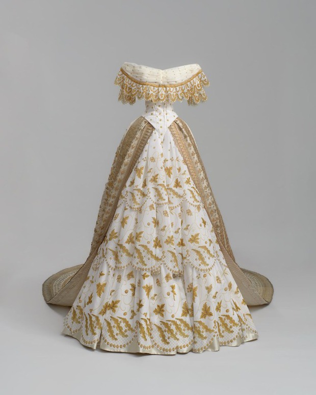 Bí ẩn chiếc váy cưới thất lạc 179 năm của vị hoàng hậu nổi loạn nhất Châu Âu, được săn lùng suốt 2 thế kỷ - Ảnh 4.