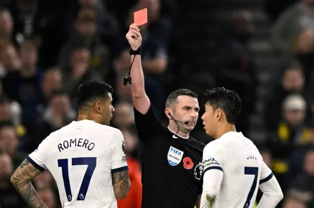 Chiếc thẻ cam và tầm quan trọng trong sự phát triển của bóng đá