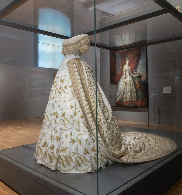 Bí ẩn chiếc váy cưới thất lạc 179 năm của vị hoàng hậu nổi loạn nhất Châu Âu, được săn lùng suốt 2 thế kỷ - Ảnh 3.