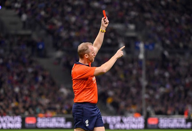 Chiếc thẻ cam và tầm quan trọng trong sự phát triển của bóng đá