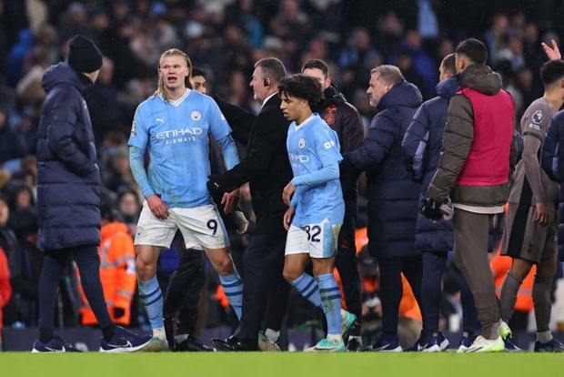 Haaland tức giận với trọng tài đã rút 2 thẻ đỏ cho Liverpool
