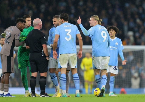 Haaland tức giận với trọng tài đã rút 2 thẻ đỏ cho Liverpool