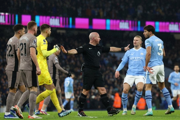 Haaland tức giận với trọng tài đã rút 2 thẻ đỏ cho Liverpool