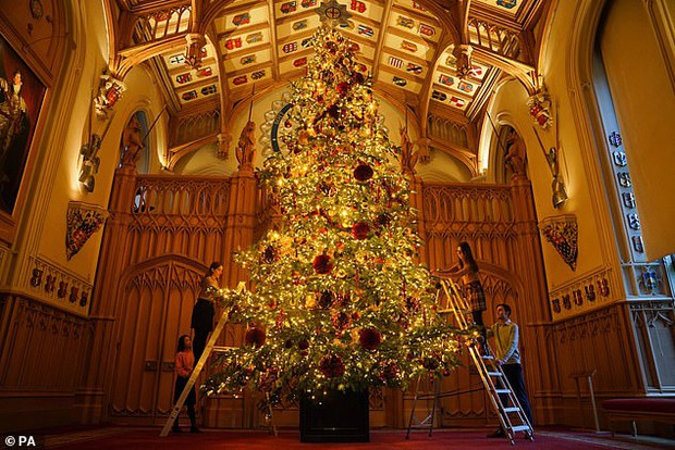 Dinh thự hoàng gia Anh trang hoàng Giáng sinh rực rỡ, chi tiết nào cũng chỉn chu, sang trọng - Ảnh 1.