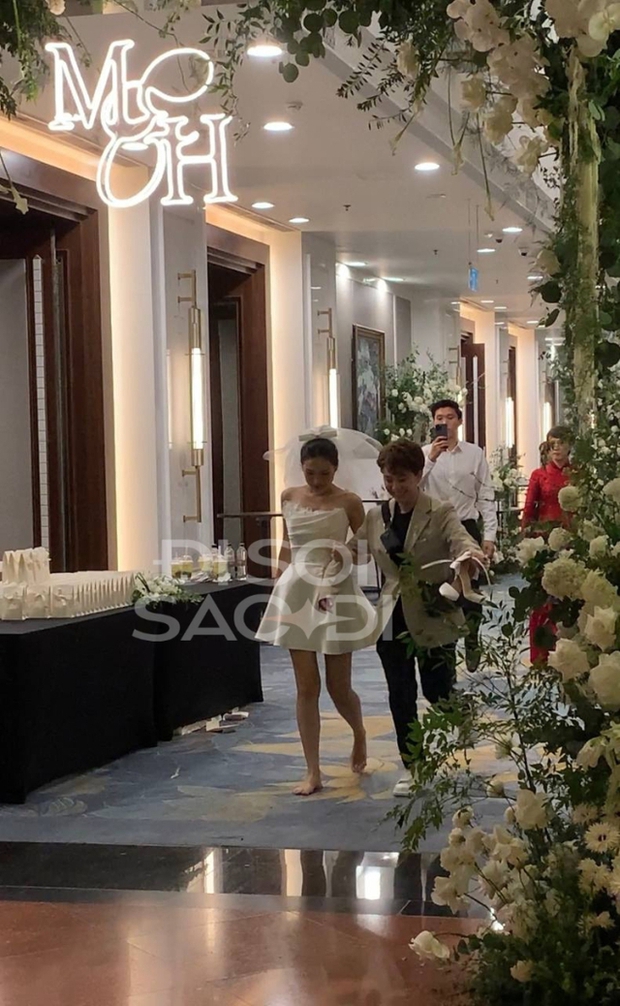 Du lịch Singapore: Đoàn Văn Hậu khiến fan bất ngờ với hành động sau lưng Doãn Hải My