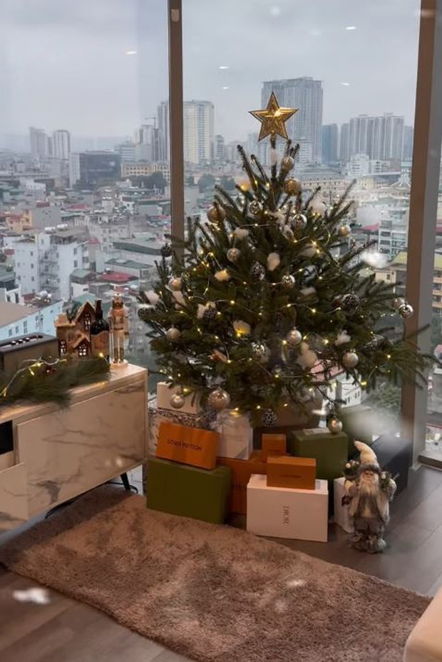 Văn Lâm và bạn gái tạo điểm nhấn đặc biệt với cây thông noel huyền ảo; vợ Thành Chung thiết kế decor phòng khách tinh tế và sang trọng