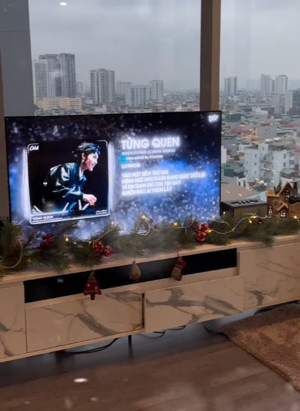 Văn Lâm và bạn gái tạo điểm nhấn đặc biệt với cây thông noel huyền ảo; vợ Thành Chung thiết kế decor phòng khách tinh tế và sang trọng