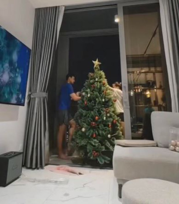Văn Lâm và bạn gái tạo điểm nhấn đặc biệt với cây thông noel huyền ảo; vợ Thành Chung thiết kế decor phòng khách tinh tế và sang trọng