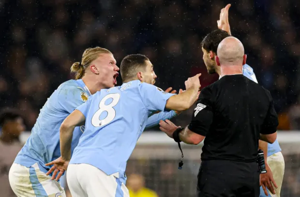 Man City bị phạt nặng vì xung đột với trọng tài