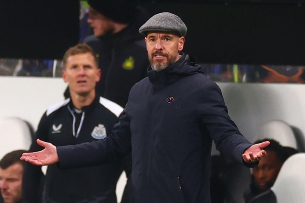 Ten Hag dè chừng bị áp đảo với ngôi sao MU