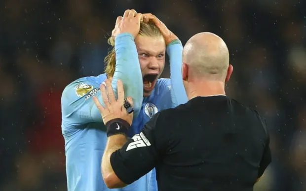 Man City bị phạt nặng vì xung đột với trọng tài
