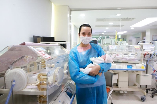 Điều kỳ diệu với vợ chồng người Việt ở Hàn Quốc: 3 con sinh non 23 tuần, được bác sĩ tận tình giúp và cái kết ngoài sức tưởng tượng - Ảnh 2.