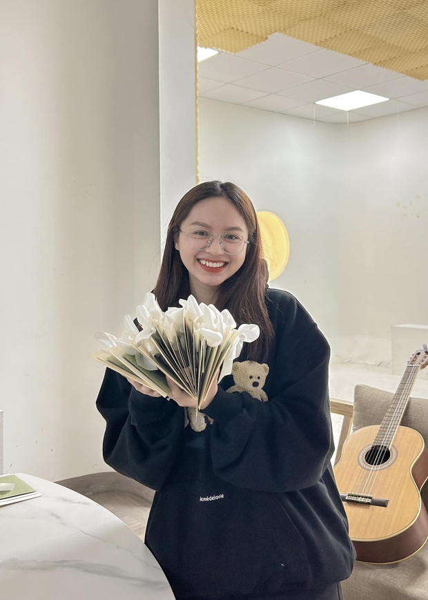 Thiếu gia hệ thống phở và hai cặp đôi nổi tiếng cùng thông báo cưới tháng 12: Xuất hiện chiếc thiệp cưới gây tranh cãi - Ảnh 5.