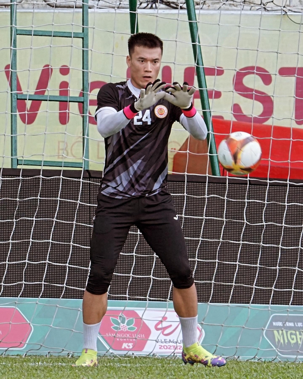 Bùi Tiến Dũng - Lý do thoải mái ở nhà chơi với con trai dù CAHN thua đau Hải Phòng