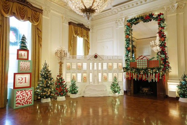 Đệ nhất phu nhân trang hoàng Nhà Trắng đón Giáng sinh: Giăng hơn 140.000 bóng đèn, tậu 98 cây thông gây choáng ngợp - Ảnh 12.