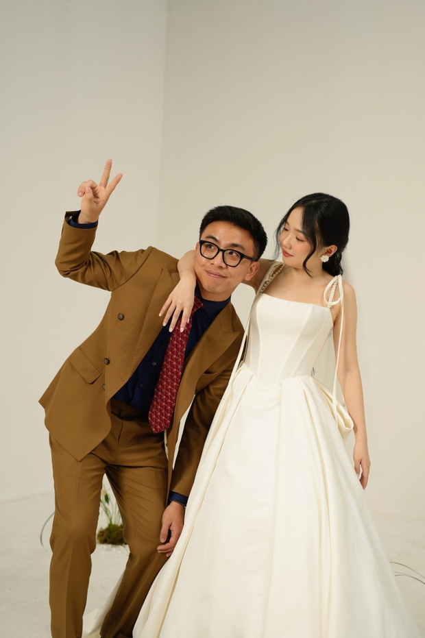 Thiếu gia hệ thống phở và hai cặp đôi nổi tiếng cùng thông báo cưới tháng 12: Xuất hiện chiếc thiệp cưới gây tranh cãi - Ảnh 2.