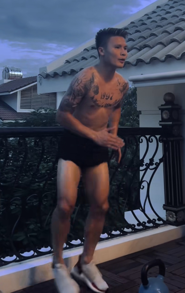 Quang Hải cũng uống nước khi Chu Thanh Huyền nâng cốc bia, hưởng thụ cuộc sống tựa Ronaldo