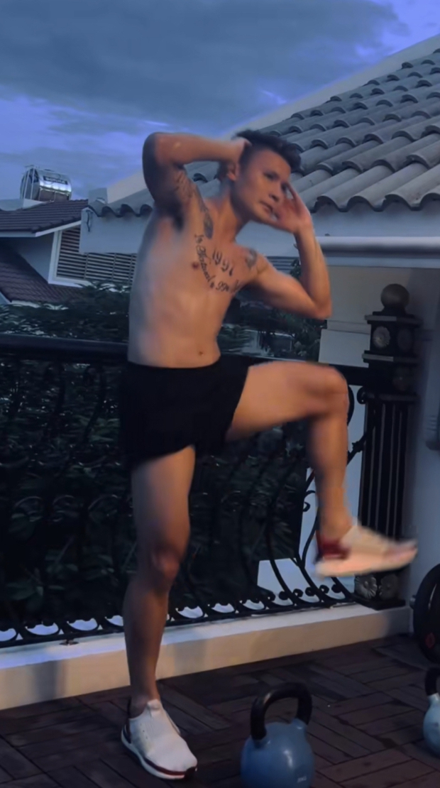 Quang Hải cũng uống nước khi Chu Thanh Huyền nâng cốc bia, hưởng thụ cuộc sống tựa Ronaldo