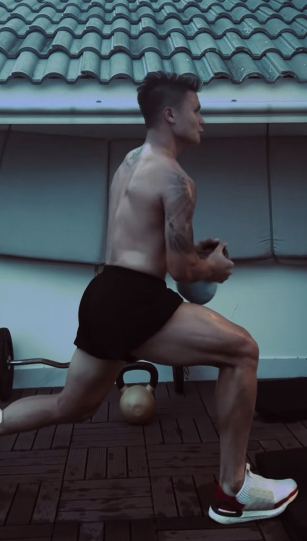 Quang Hải cũng uống nước khi Chu Thanh Huyền nâng cốc bia, hưởng thụ cuộc sống tựa Ronaldo